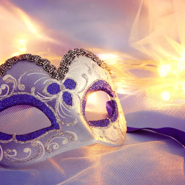 Imagem de delicada máscara venetian elegante sobre seda azul e tule — Fotografia de Stock