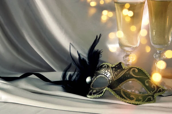 Image of elegant venetian mask and glasses of champagne — Stock Photo, Image