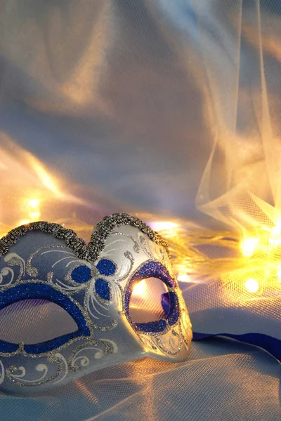 Зображення тонкої витонченої венеціанської маски над синім шовком і тканинним тканинним фоном — стокове фото