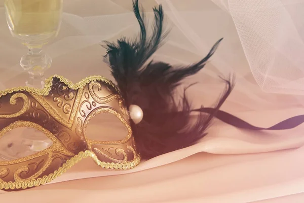 Bild einer eleganten venezianischen Maske und einem Glas Champagner — Stockfoto