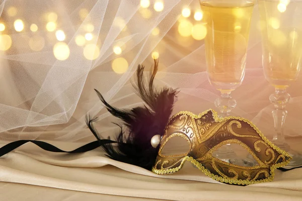 Image of elegant venetian mask and glasses of champagne — Stock Photo, Image