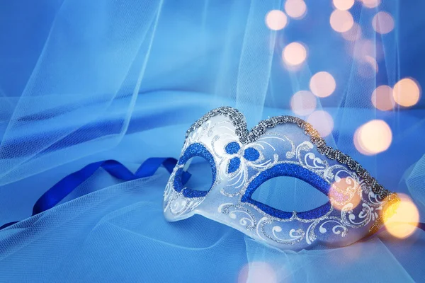 Narin zarif Venedik Maske mavi ipek ve tül kumaş arka plan üzerinde görüntü.