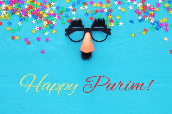 Purim kutlama kavramı (Yahudi karnaval tatil) komik bıyık gözlüklü. Üstten Görünüm