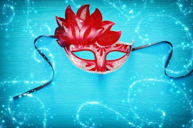 Görüntü renkli arka plan üzerinde zarif Venedik maskesi.