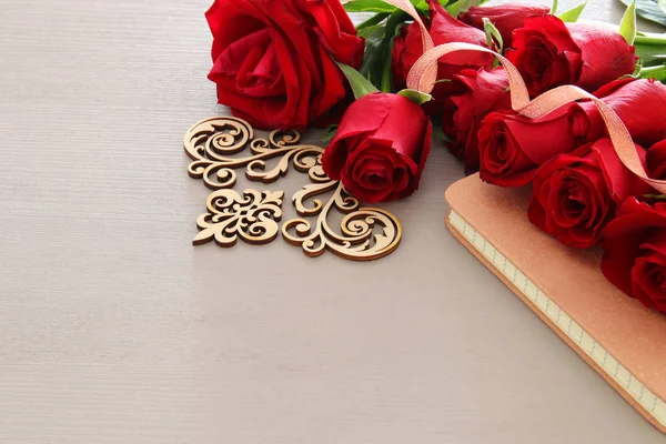 Aftelkalender voor Valentijnsdag romantische achtergrond met prachtige boeket rozen op de houten tafel. — Stockfoto