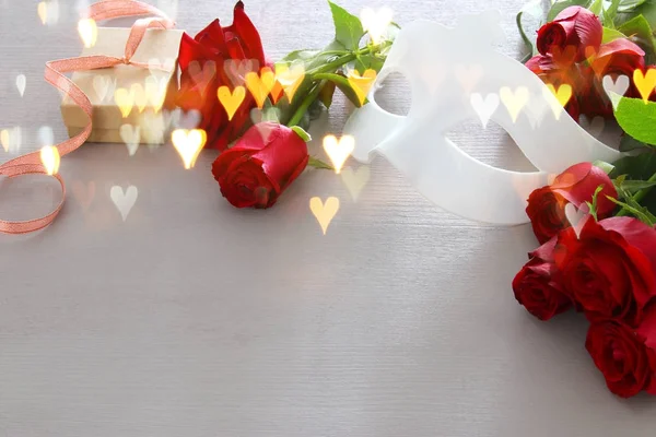 Aftelkalender voor Valentijnsdag romantische achtergrond met mooi bouquet van rozen en maskerade wit masker op houten tafel. — Stockfoto