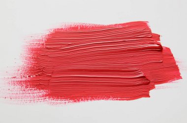 Beyaz arka plan üzerinde kırmızı suluboya fırça darbesi.