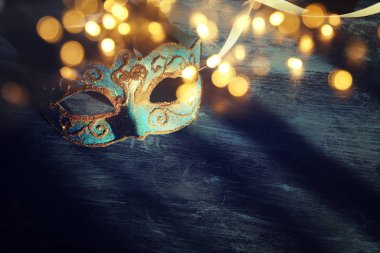 Şık mavi ve altın Venedik, mardi gras maskesi koyu arka plan üzerinde görüntü. Glitter yerleşimi.