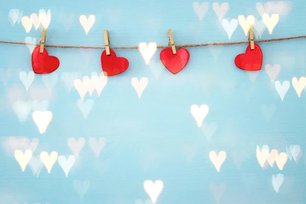 День святого Валентина. сердца, висящие перед деревянными — стоковое фото