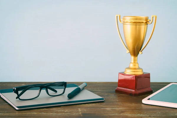 Ovanifrån imago av office bord med digitalt objekt golden Trophy. Excellence affärsidé. — Stockfoto
