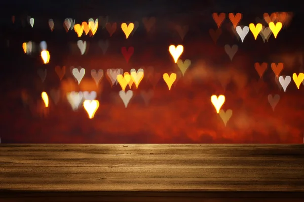 Mesa rústica vazia na frente do dia dos namorados romântico brilho bokeh fundo com muitas luzes corações. Pronto para montagem de exibição de produto . — Fotografia de Stock
