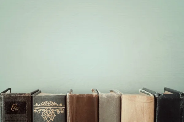 Alte Bücher im Regal. Retro gefiltertes Bild. Kopierraum. — Stockfoto