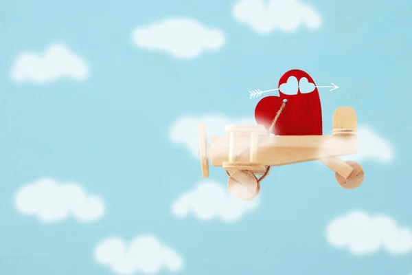 情人节背景。木制玩具飞机, 心在空中飞翔. — 图库照片