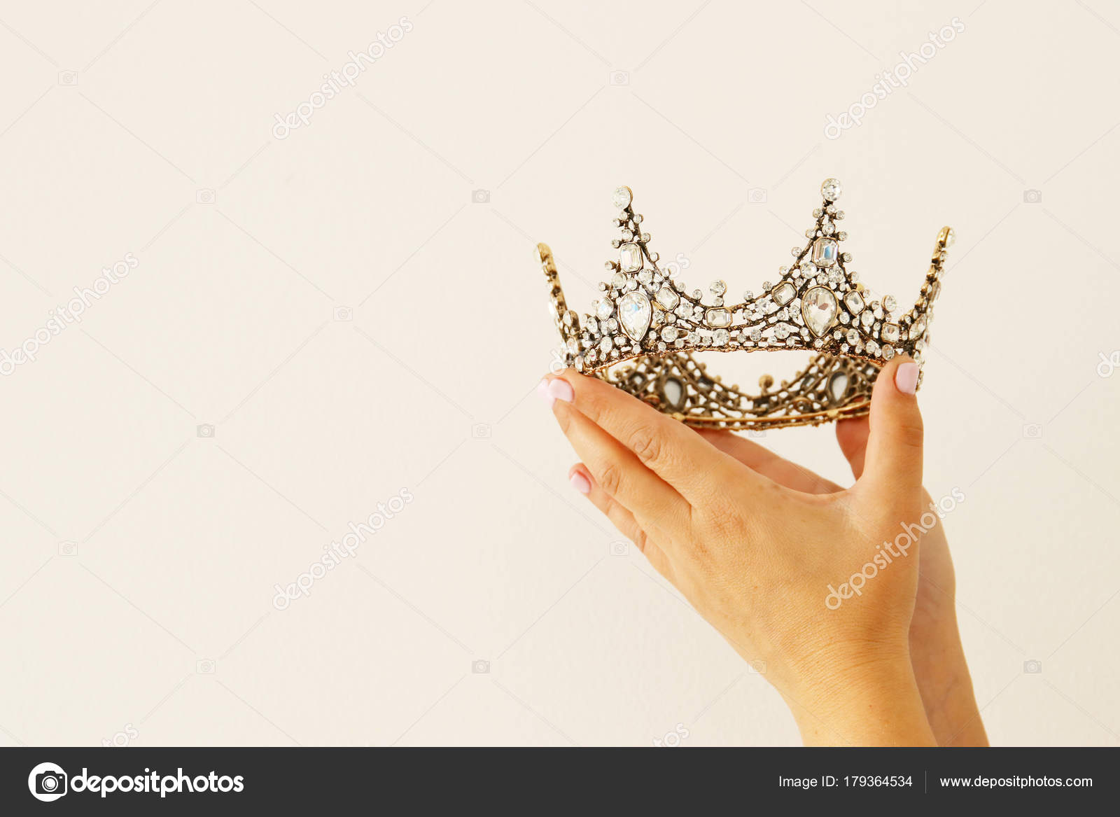 Die Hand Der Frau Halt Eine Krone Fur Den Showsieg Oder Den Gewinn Des Ersten Platzes Weisser Hintergrund Kopierraum Isoliert Stockfotografie Lizenzfreie Fotos C Tomert 179364534 Depositphotos