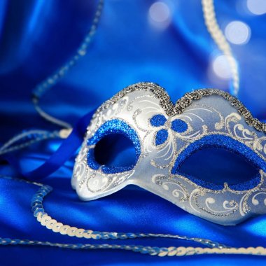 Zarif Venedik Maske mavi ipek arka plan üzerinde görüntü.