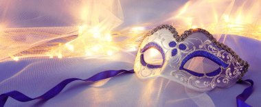 Narin zarif Venedik Maske mavi ipek ve tül üzerinde görüntü