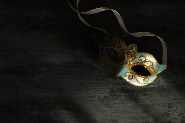 Зображення елегантної блакитної і золотої венеціанської маски для гри в марді на темному фоні . — стокове фото