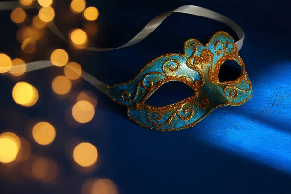 Bild von eleganten blauen und goldenen venezianischen, mardi gras Maske über blauem Hintergrund. — Stockfoto