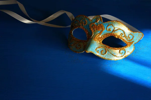Wizerunek elegancki niebieski i złoty weneckim, mardi gras maski na niebieskim tle. — Zdjęcie stockowe