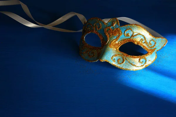 Imagem do elegante veneziano azul e dourado, máscara de mardi gras sobre fundo azul . — Fotografia de Stock