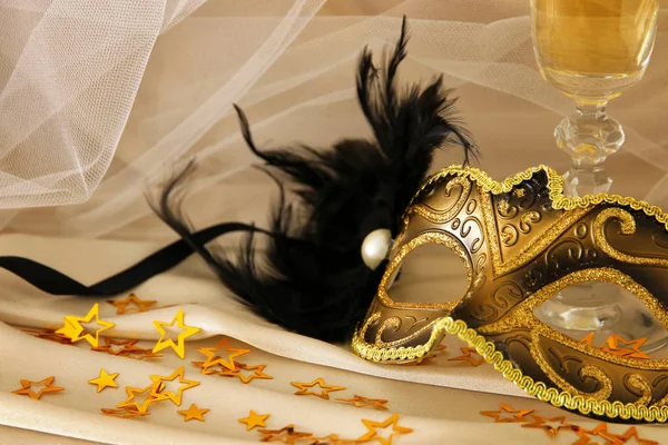 Obrázek elegantní benátská maska a sklenice šampaňského nad gol — Stock fotografie