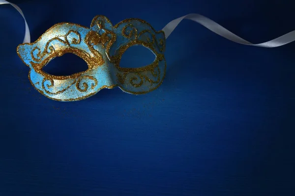 Wizerunek elegancki niebieski i złoty weneckim, mardi gras maski na niebieskim tle. — Zdjęcie stockowe