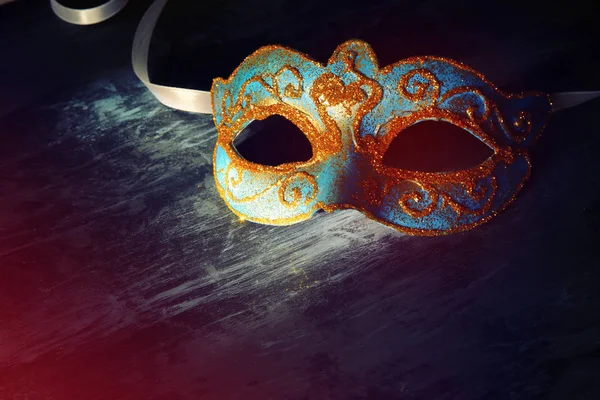 Bild des eleganten venezianischen Blau und Gold, Mardi-Gras-Maske über schwarzem Hintergrund. — Stockfoto