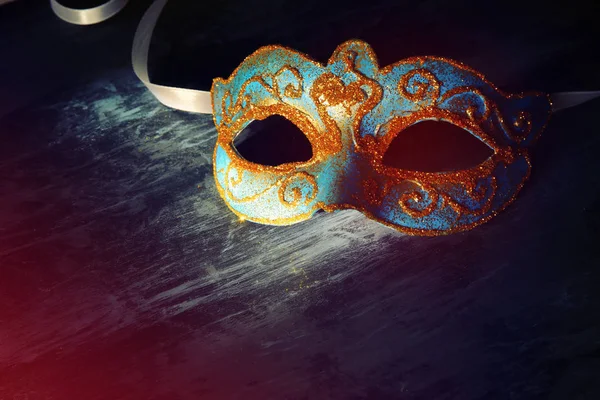 Immagine di elegante veneziana blu e oro, maschera mardi gras su sfondo nero . — Foto Stock