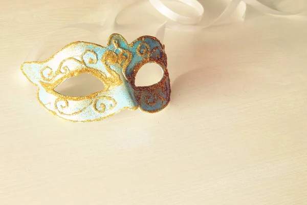 Foto van delicate blauwe elegante Venetiaanse masker witte achtergrond. — Stockfoto