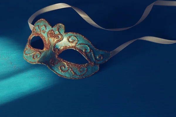 Imagem do elegante veneziano azul e dourado, máscara de mardi gras sobre fundo azul . — Fotografia de Stock
