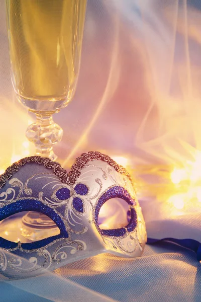 Imagem de elegante máscara veneziana e copos de champanhe sobre sil — Fotografia de Stock