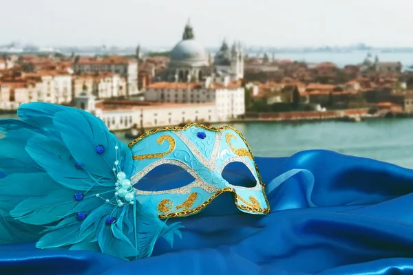 Imagem de máscara veneziana elegante em tecido de seda na frente de fundo embaçado Veneza . — Fotografia de Stock
