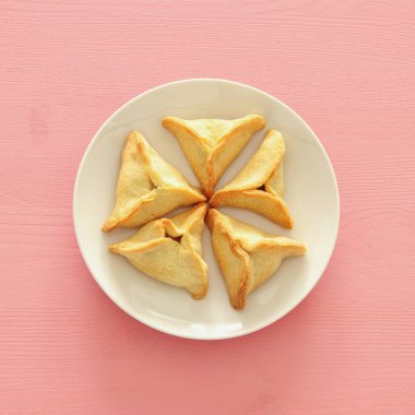 Purim kutlama kavramı (Yahudi karnaval tatil). Geleneksel hamantaschen kurabiyeler. Üstten Görünüm.