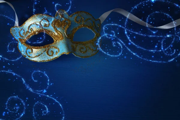 Зображення елегантної блакитної і золотої венеціанської маски для гри в марді над бл — стокове фото