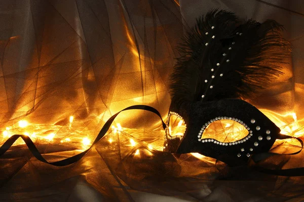 チュール背景にエレガントな劇的な黒ベネチアン マスクのイメージ. — ストック写真