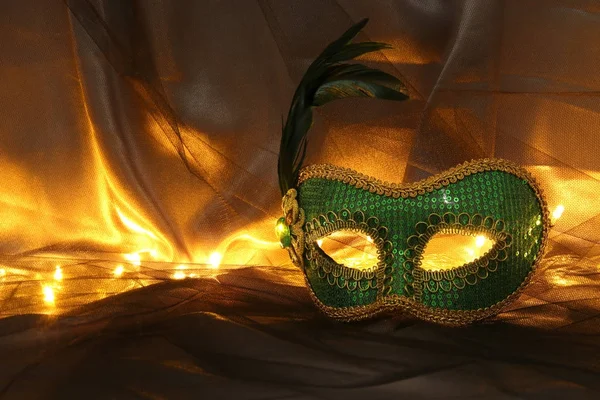 Изображение элегантной зеленой венецианской маски на фоне тюля . — стоковое фото
