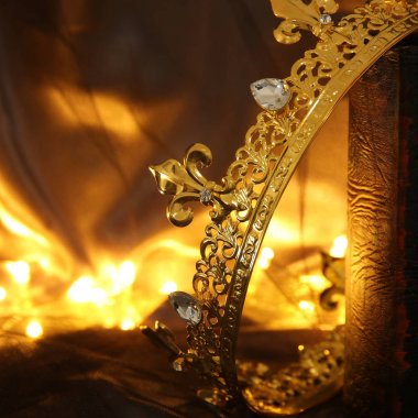 güzel Kraliçe/kral taç eski kitap düşük anahtar görüntüsü. fantezi Ortaçağ dönemi.