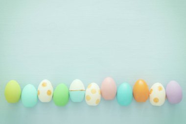 Mavi arka plan üzerinde renkli yumurta Paskalya Üstten Görünüm.