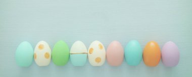 Mavi arka plan üzerinde renkli yumurta Paskalya Üstten Görünüm.