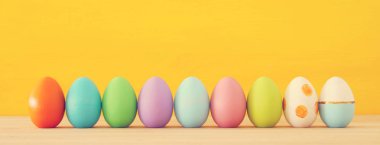 Mavi arka plan üzerinde renkli yumurta Paskalya Üstten Görünüm.