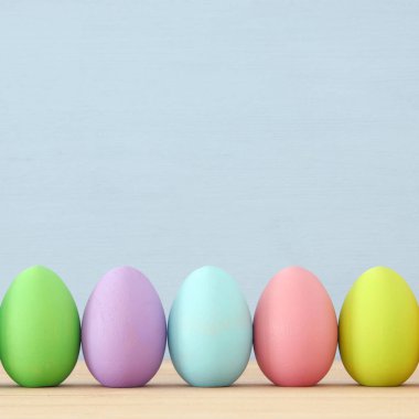 Mavi arka plan üzerinde renkli yumurta Paskalya Üstten Görünüm.