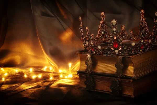 Lage belangrijke afbeelding van mooie queen/king kroon op oude boek. Fantasy-Middeleeuwen. — Stockfoto