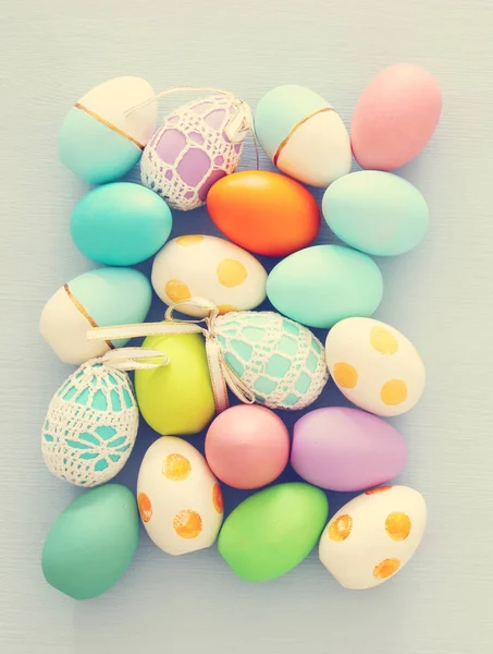 Top view of easter colorful eggs over blue background. — Stock Photo, Image