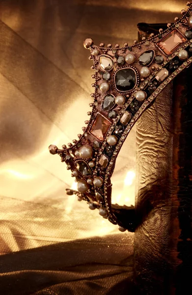 Imagem chave baixa de bela rainha / rei coroa no livro antigo. período medieval fantasia . — Fotografia de Stock