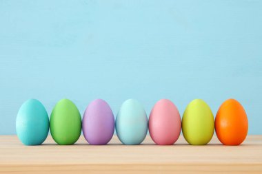 Mavi arka plan üzerinde renkli yumurta Paskalya Üstten Görünüm