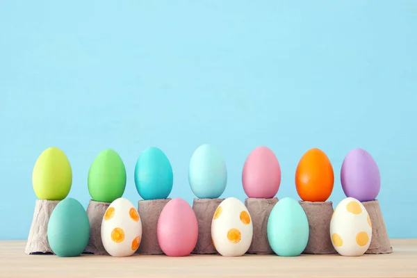 Vista superior de huevos de colores de Pascua sobre fondo azul — Foto de Stock