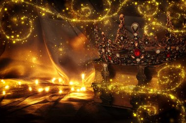 güzel Kraliçe/kral taç eski kitap düşük anahtar görüntüsü. fantezi