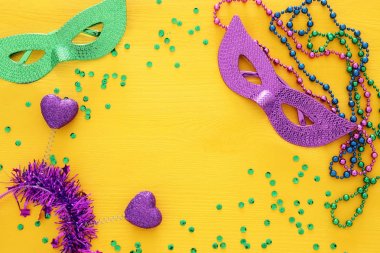Üstten Görünüm maskeli balo arka plan görüntüsü. Düz yatıyordu. Mardi Gras kutlamaları kavramı.