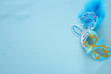 Görüntü renkli arka plan üzerinde zarif Venedik maskesi.