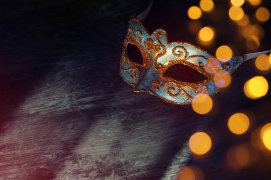 Şık mavi ve altın Venedik, mardi gras maskesi siyah arka plan üzerinde görüntü.